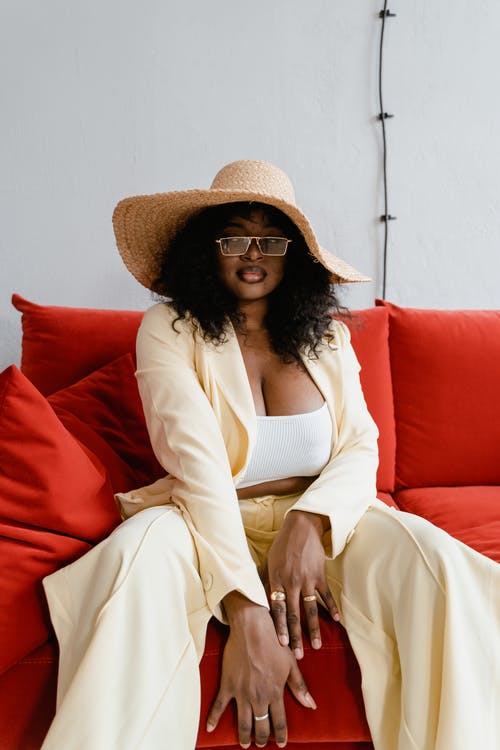 有关坐, 垂直拍摄, 女人的免费素材图片