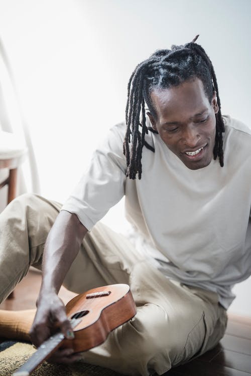 有关t恤, 四弦琴, 坐的免费素材图片