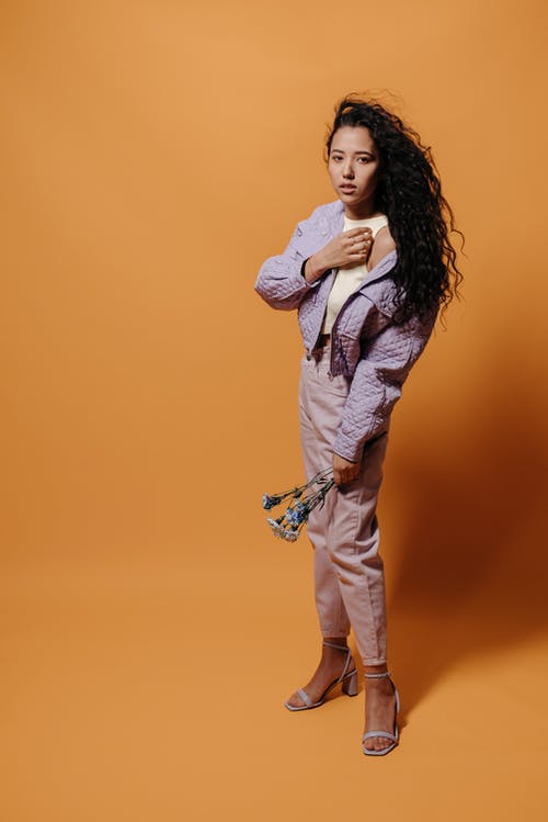 有关orange_background, 垂直拍摄, 女人的免费素材图片