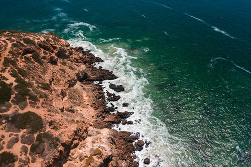 有关岩石形成, 岩石海岸, 撞击波浪的免费素材图片