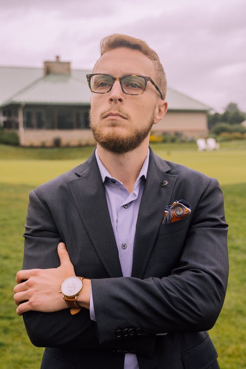 有关人, 双臂交叉, 严肃的免费素材图片