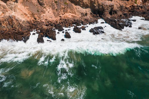 有关岩石形成, 岩石海岸, 撞击波浪的免费素材图片