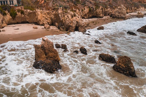 有关岩层, 岩石海岸, 水的免费素材图片