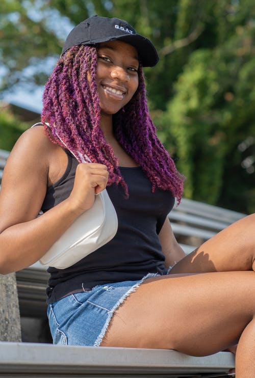 有关包包, 垂直拍摄, 女孩的免费素材图片