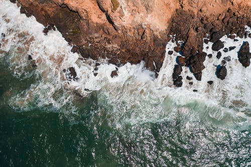 有关俯视图, 岩石海岸, 招手的免费素材图片
