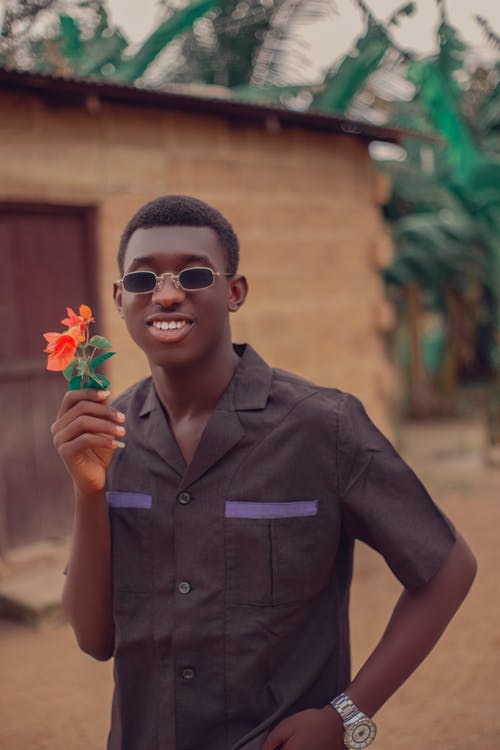 有关墨镜, 微笑, 握住的免费素材图片