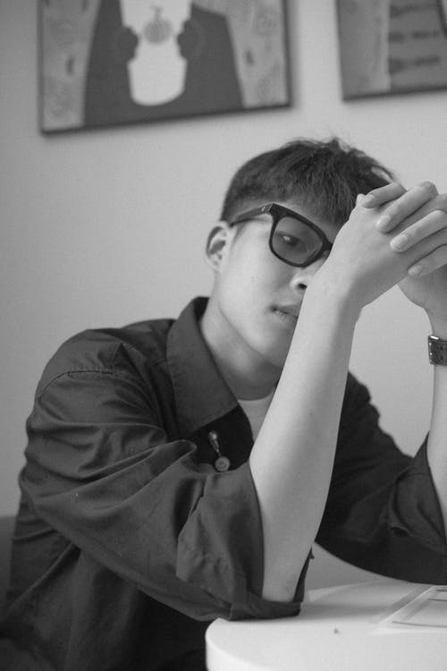 有关人, 双手合十, 坐的免费素材图片