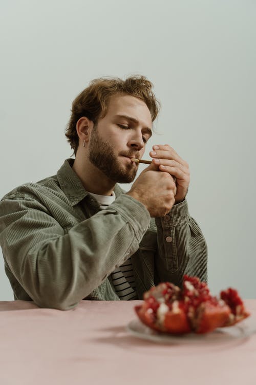 有关人, 坐下, 垂直拍摄的免费素材图片