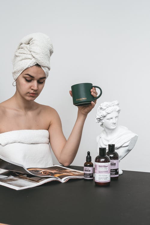 有关坐, 垂直拍摄, 女人的免费素材图片