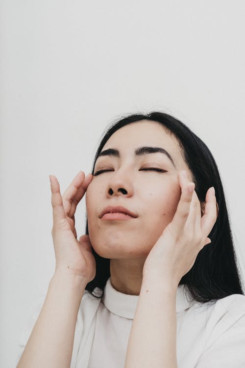 有关双手放在脸上, 垂直拍摄, 女人的免费素材图片