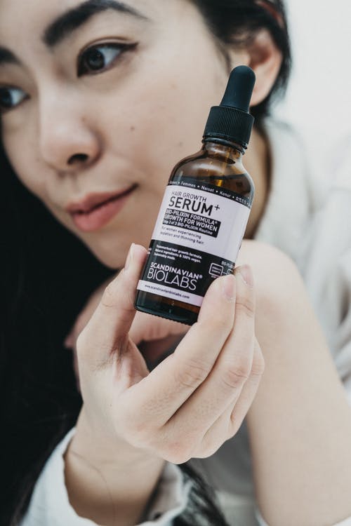 有关垂直拍摄, 女人, 握住的免费素材图片