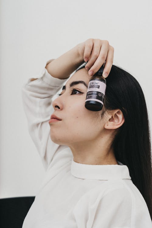 有关垂直拍摄, 女人, 握住的免费素材图片