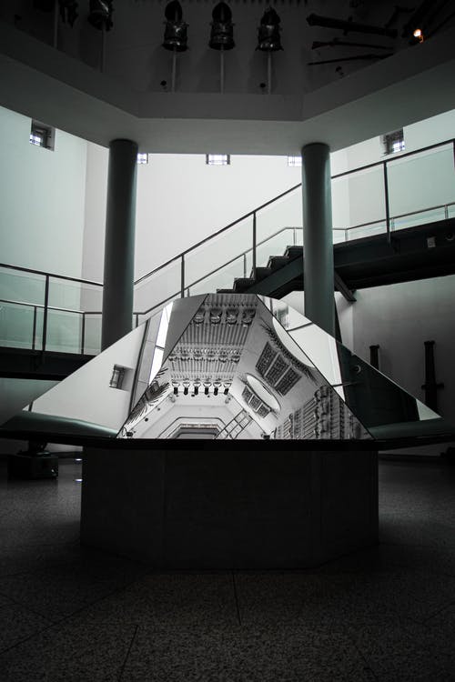 有关反射, 垂直拍摄, 室内的免费素材图片