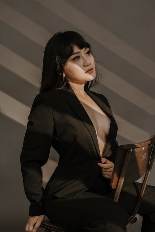 有关坐下, 垂直拍摄, 女人的免费素材图片