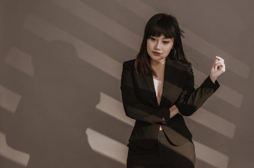 有关女人, 室内, 摆姿势的免费素材图片