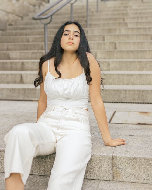 有关人, 坐, 垂直拍摄的免费素材图片