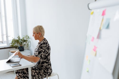 有关侧面轮廓, 坐下, 女人的免费素材图片