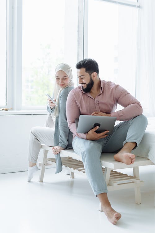 有关一起, 坐, 微笑的免费素材图片