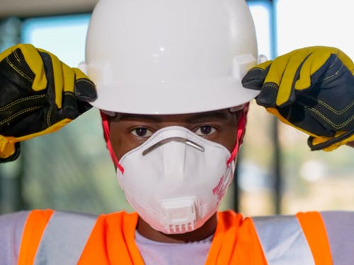 戴白面具的人 · 免费素材图片