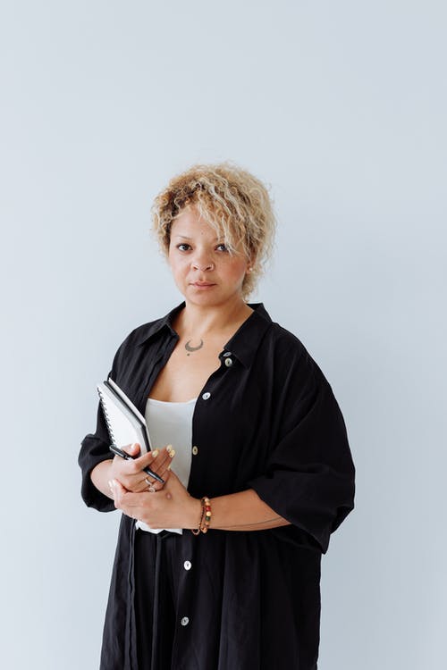 有关垂直拍摄, 女人, 室内的免费素材图片