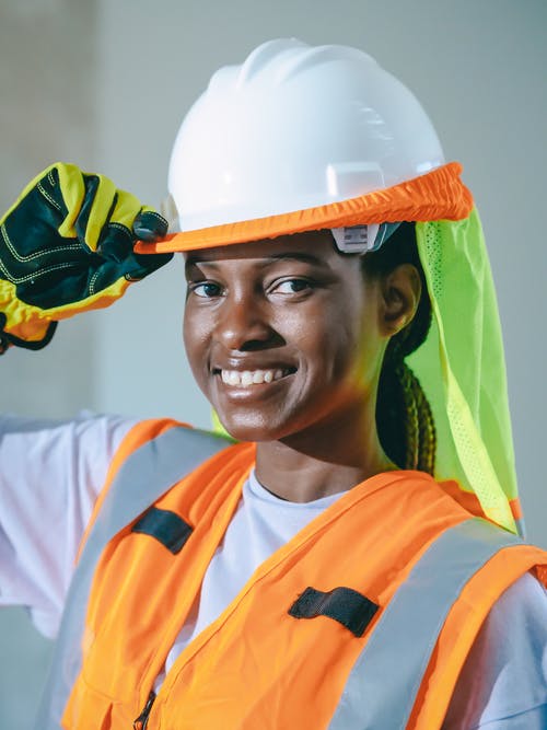 女工程师拿着安全帽 · 免费素材图片