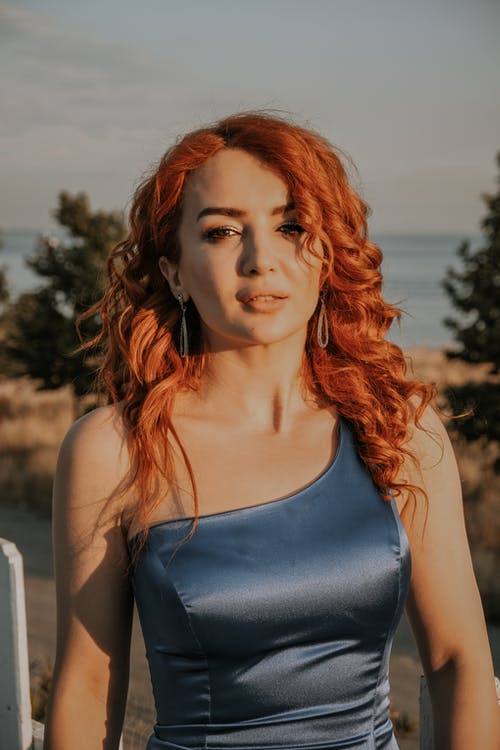 有关卷发, 垂直拍摄, 女人的免费素材图片