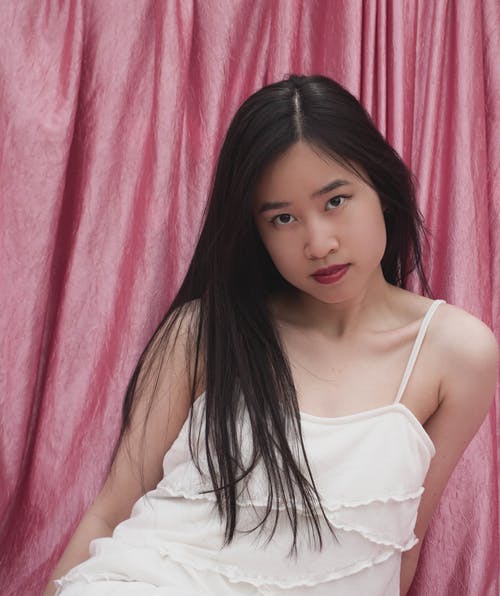 有关咖啡色头发的女人, 垂直拍摄, 看着镜头的免费素材图片