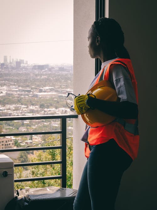 站在阳台附近的女工程师 · 免费素材图片