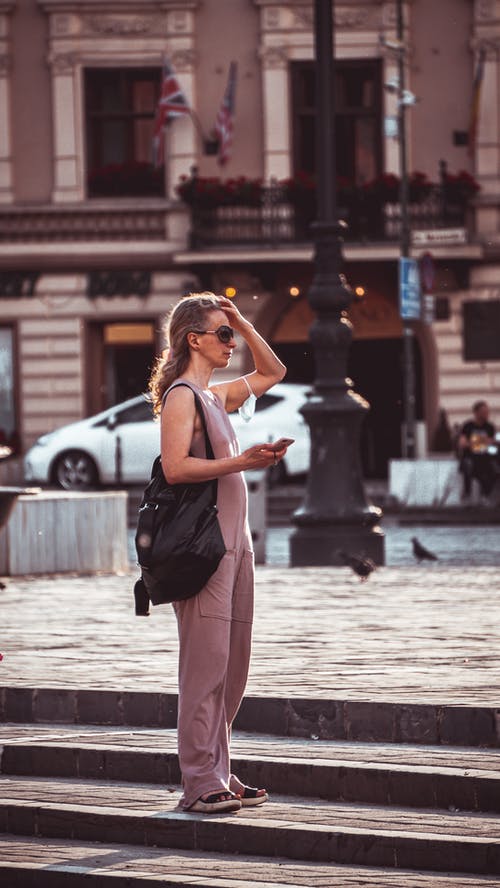 有关垂直拍摄, 女人, 携带的免费素材图片