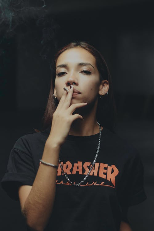 有关垂直拍摄, 女人, 抽烟的免费素材图片