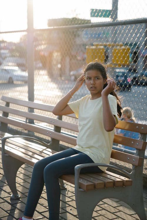 有关围栏, 坐, 垂直拍摄的免费素材图片