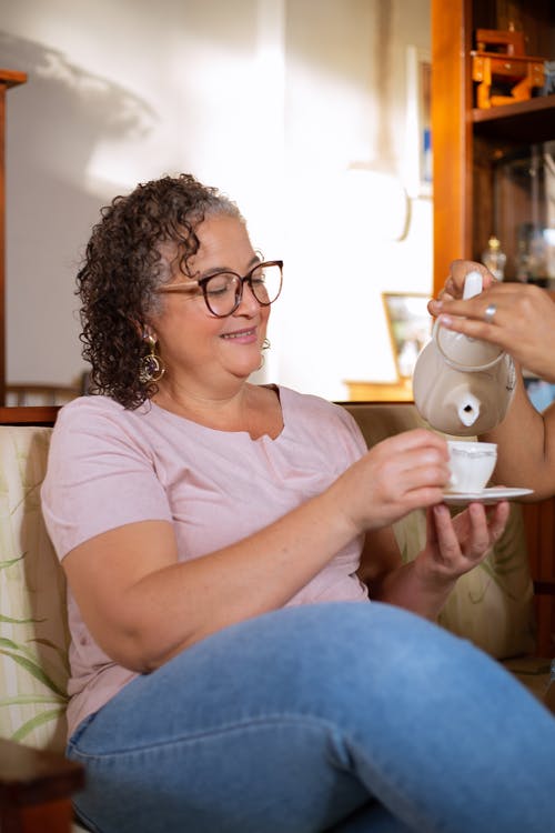 有关一杯茶, 人, 垂直拍摄的免费素材图片