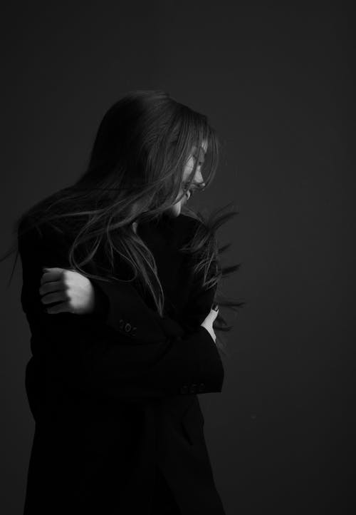 有关单色, 垂直拍摄, 女人的免费素材图片