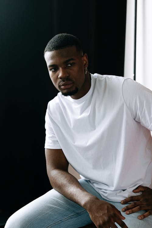 有关坐, 垂直拍摄, 室内的免费素材图片