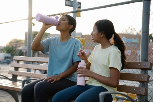 有关坐, 女人, 女儿的免费素材图片