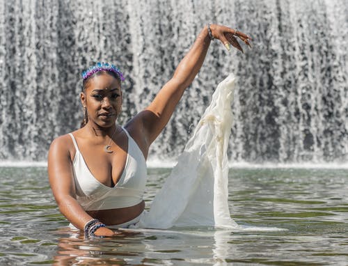 有关举手, 头巾, 户外的免费素材图片