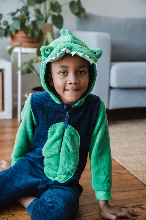 有关儿童, 动物服装, 在地上的免费素材图片
