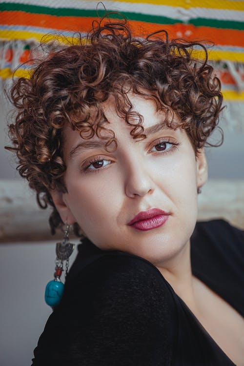 有关咖啡色头发的女人, 垂直拍摄, 大头贴的免费素材图片