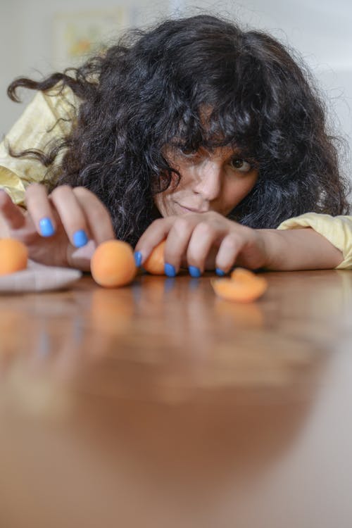 有关休闲, 修手指甲, 咖啡色头发的女人的免费素材图片