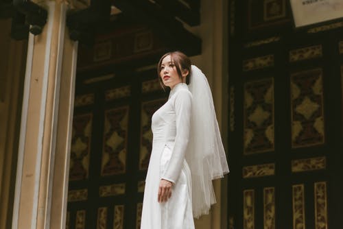 有关女人, 婚纱, 婚纱礼服的免费素材图片