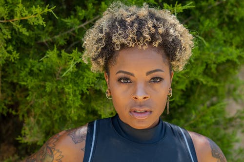 有关女人, 卷发, 模特儿的免费素材图片