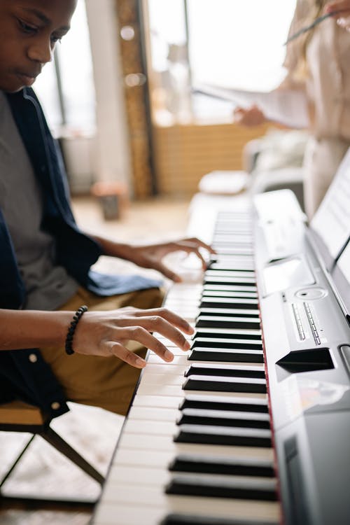 有关人, 垂直拍摄, 播放的免费素材图片