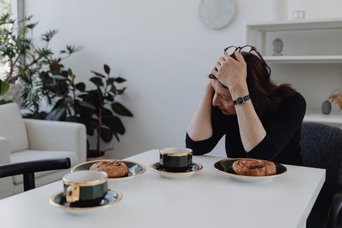有关不快乐, 伤心, 在家的免费素材图片