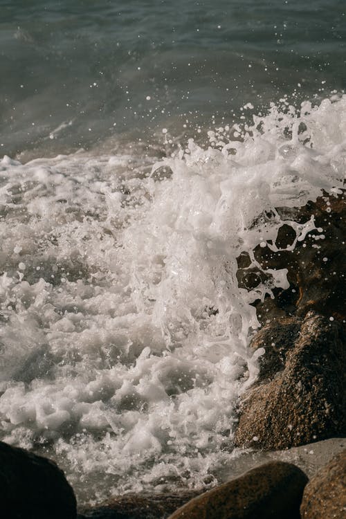 有关垂直拍摄, 撞击波浪, 海的免费素材图片