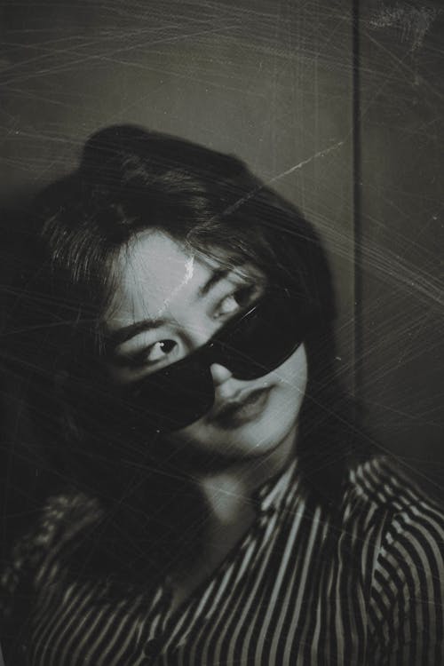 有关垂直拍摄, 墨镜, 女人的免费素材图片