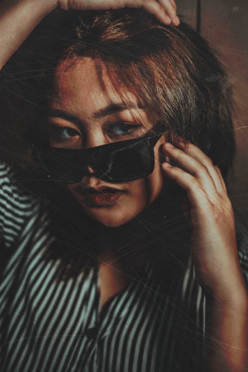 有关垂直拍摄, 墨镜, 女人的免费素材图片