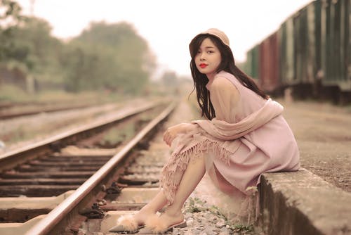 有关咖啡色头发的女人, 披肩, 摆姿势的免费素材图片