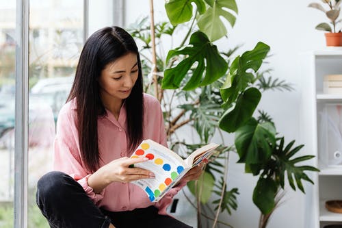 有关休闲, 咖啡色头发的女人, 坐的免费素材图片