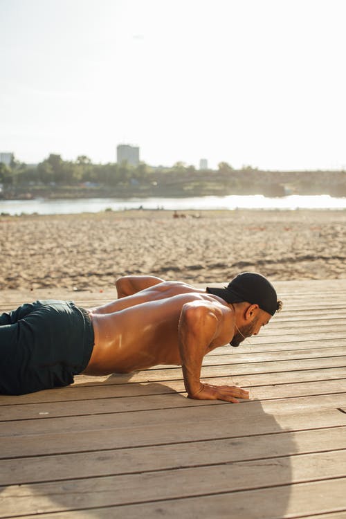 有关人, 俯卧撑, 健身的免费素材图片