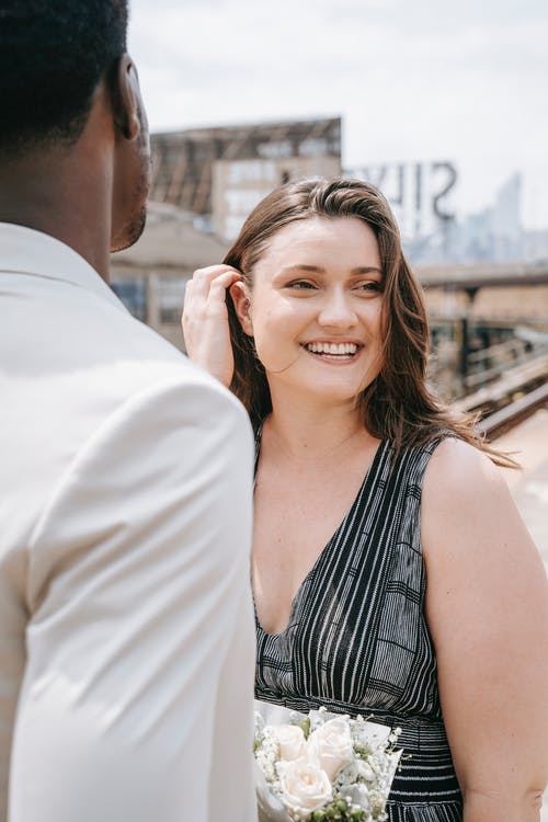 有关在肩膀上射击, 幸福, 微笑的免费素材图片